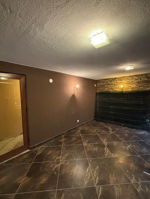 Дава се под наем Къща в Божурище - 300 кв.м за 1500 € - Снимка #2