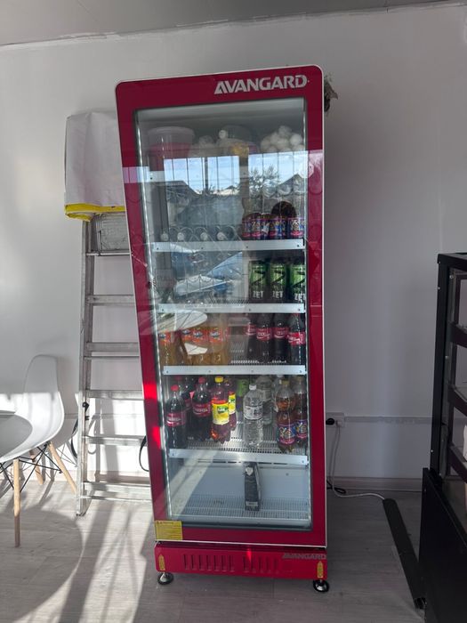 Продам почти новый холодильник Витринный Avangard