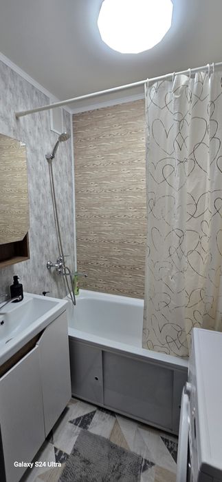 По часам в центре,  Аль Фараби