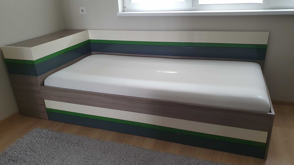 Дизайнерско легло с ракла и два матрака (на 2 нива)