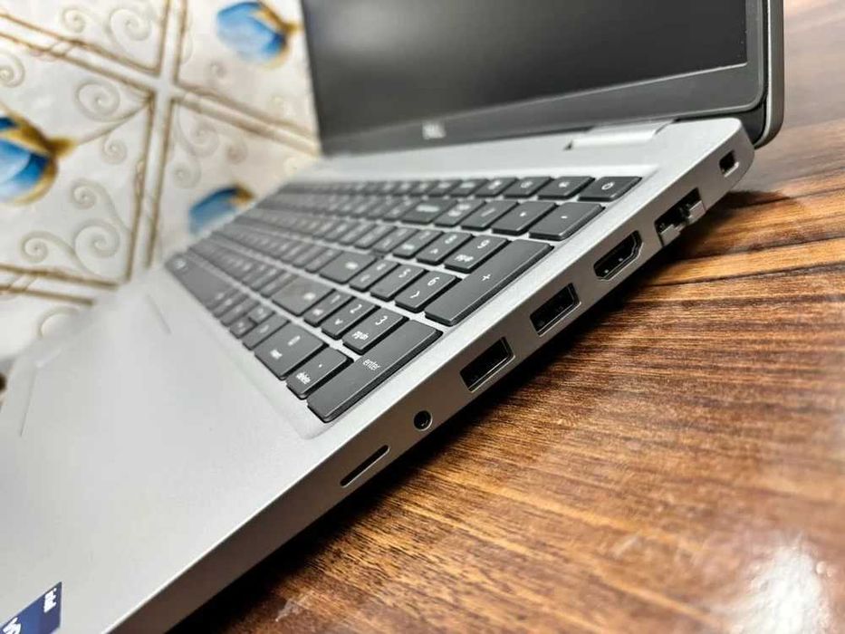 Dell Latitude 5530 - i5 12Gen - 32GB RAM - 256 GB SSD / Docking Dell WD19TB