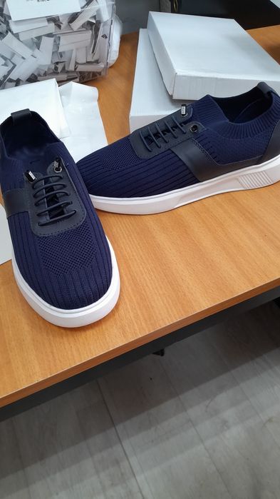 Кроссовки новые срочно