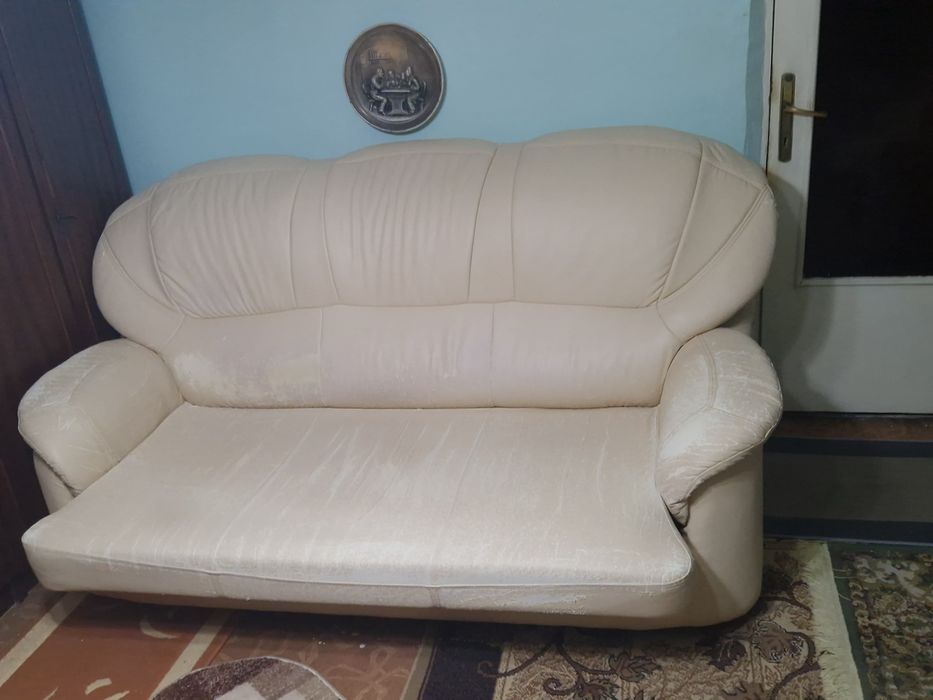 Canapea extensibilă din piele ecologică, în stare bună.