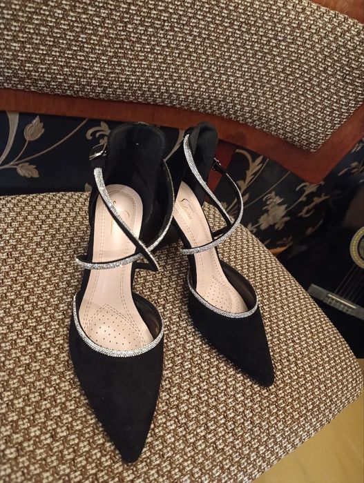 Элегантные вечерние туфли с камнями и на каблучке