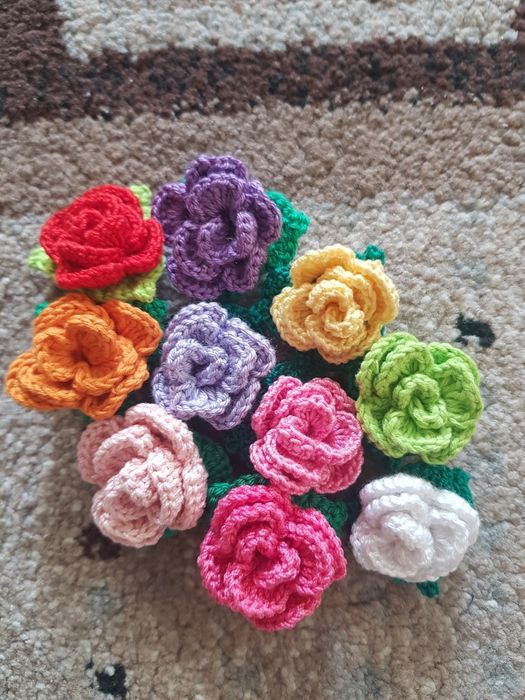 Broșe - mini trandafiri croșetați
