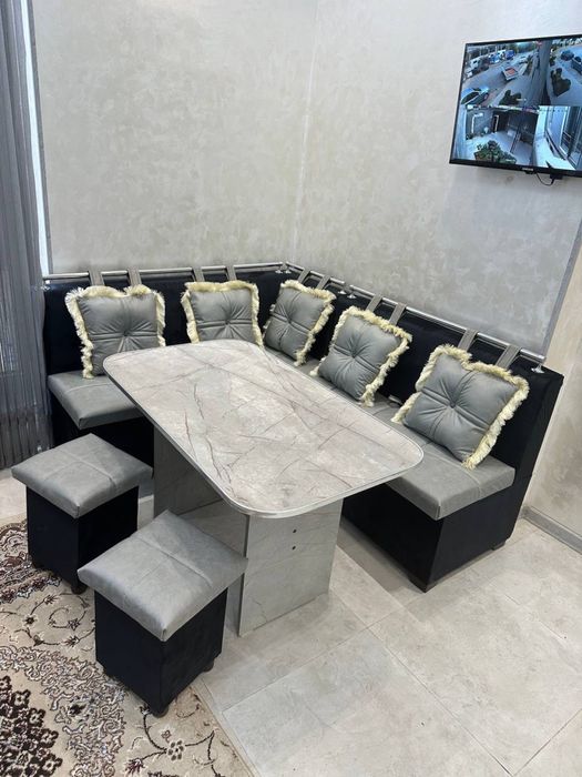 Ugalok kuxiniy 2 ta pufig  stol