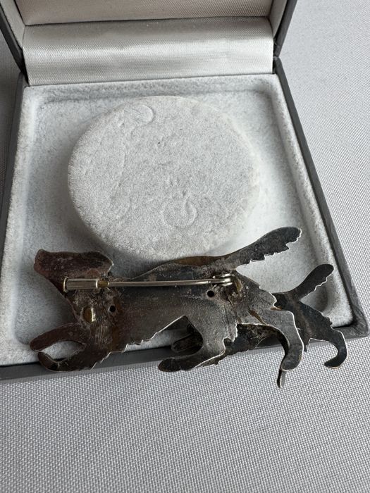 Brosa din metal comun placata cu argint