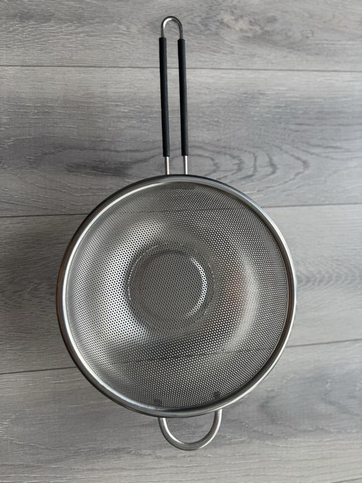 Новые миски, чашки, сито, дуршлаг