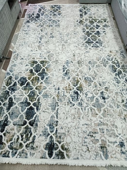 Ковер в гостиную в хорошем состоянии