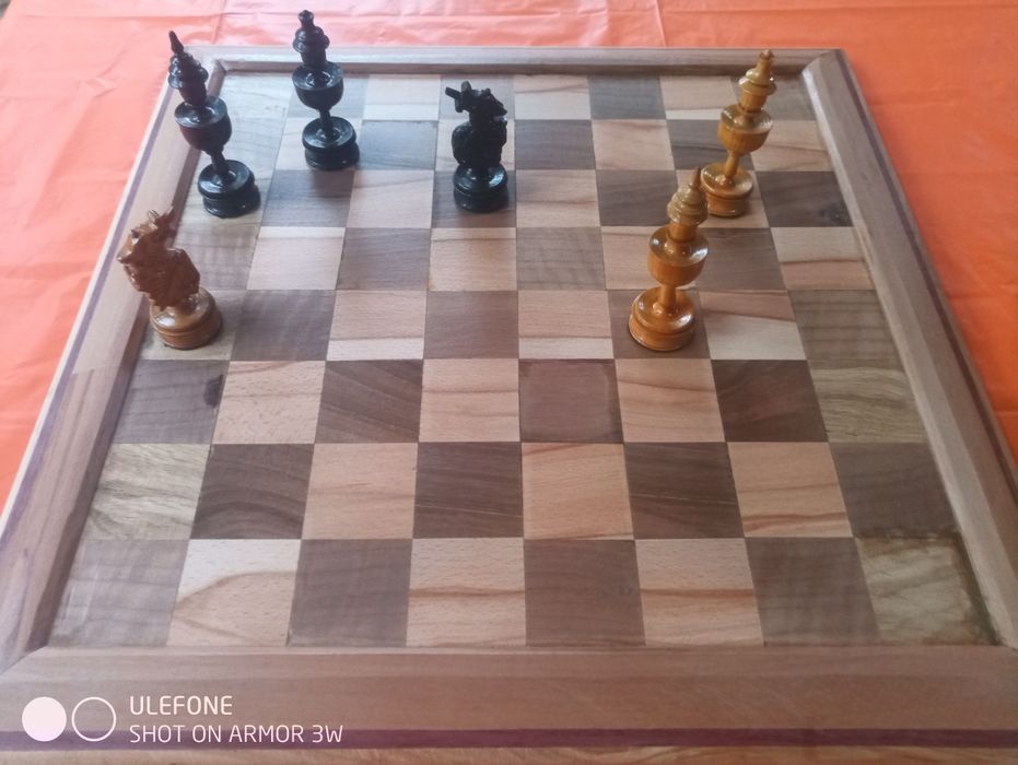 Шахматна дъска от масивно дърво