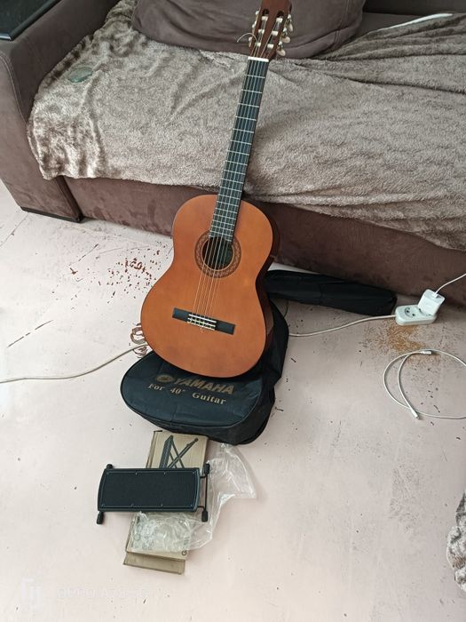 Гитара с подставкой под ногуу