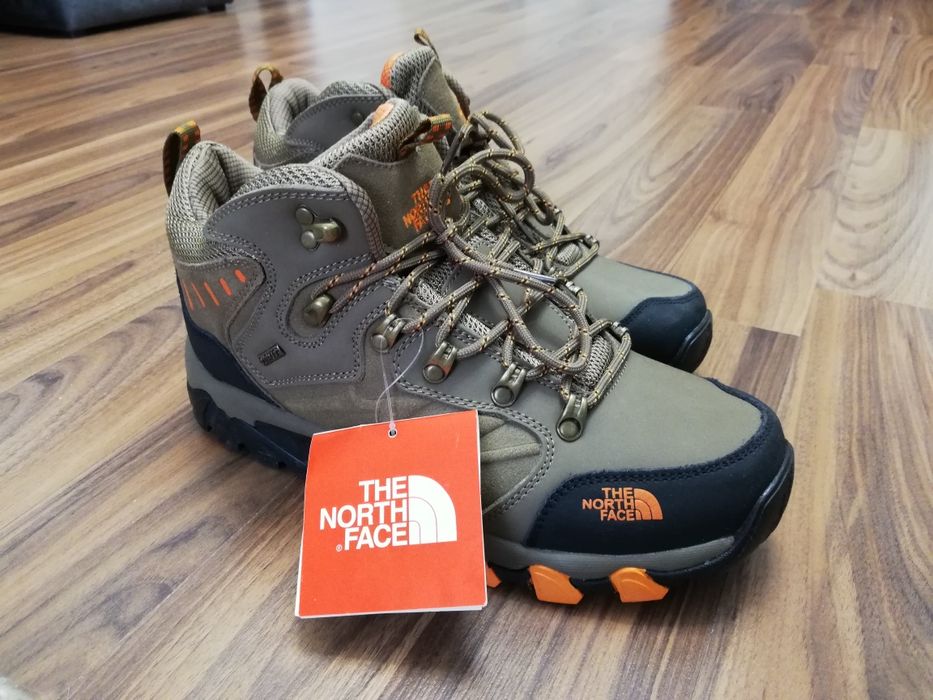 Продаются новые демисезонные кроссовки