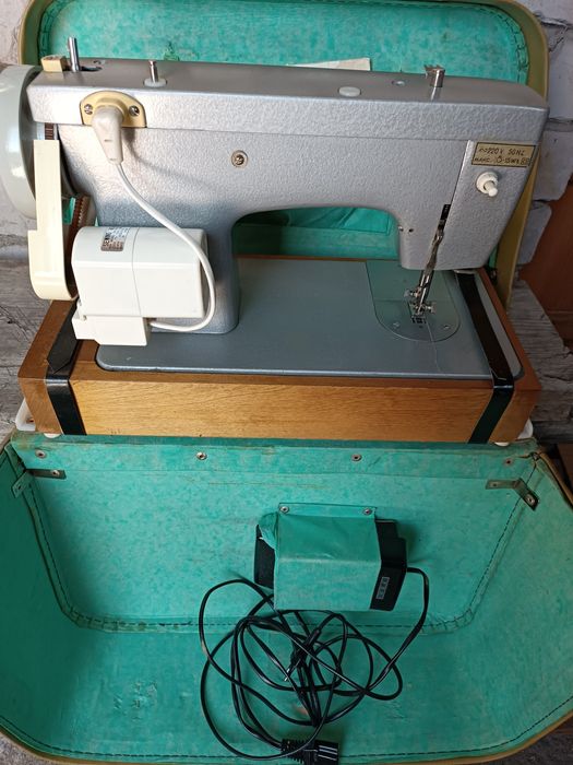 Продам швейную машинку