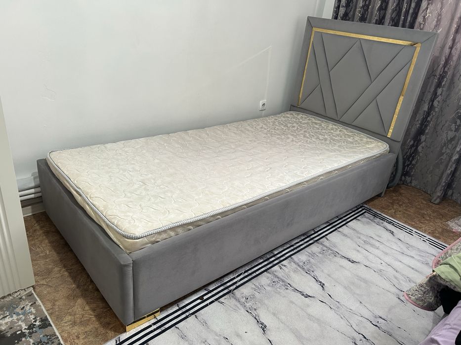 Кровать с матрасом 70000