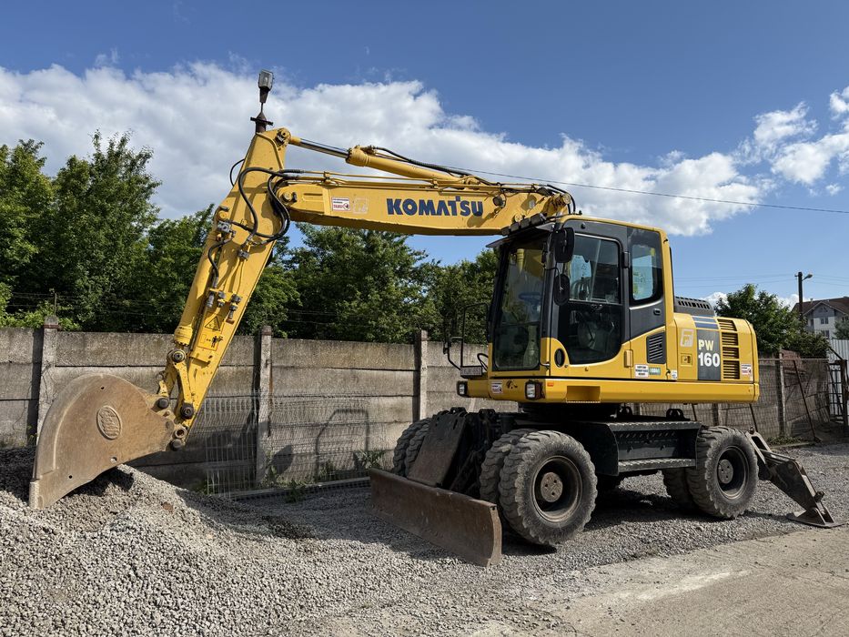 Komat’su PW160  Caterpillar TH360B