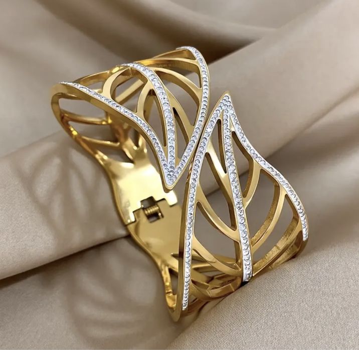 Красива позлатена гривна с кристали