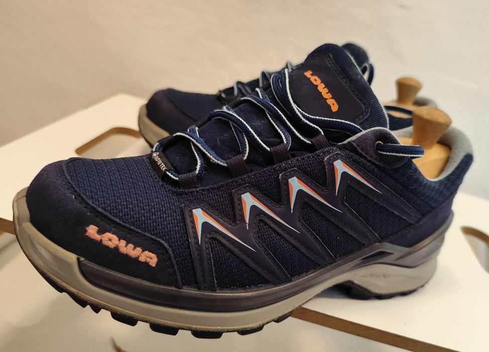 Pantofi trekking 39 drumetie LOWA piele naturala materiale profesionale