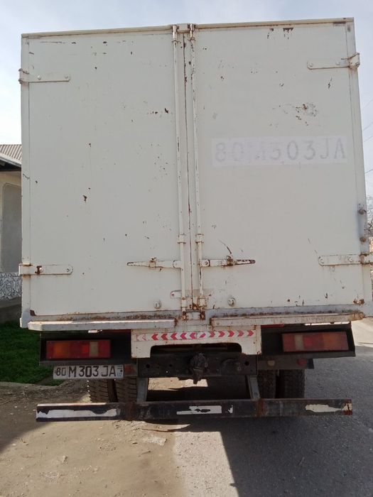 yuk mashina sotiladi