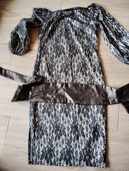 Rochiță eleganta cu crăpătură pe picior