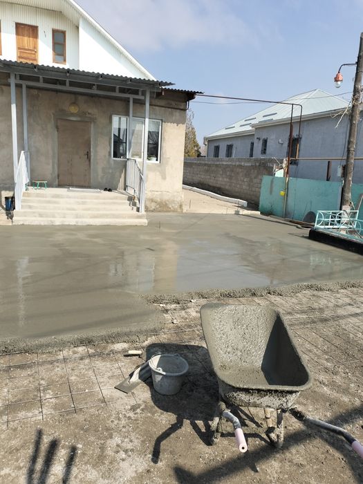 Стяжка заливаем .