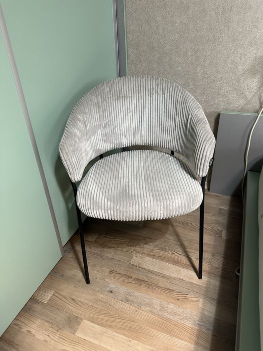 Стол за спалня от Мома