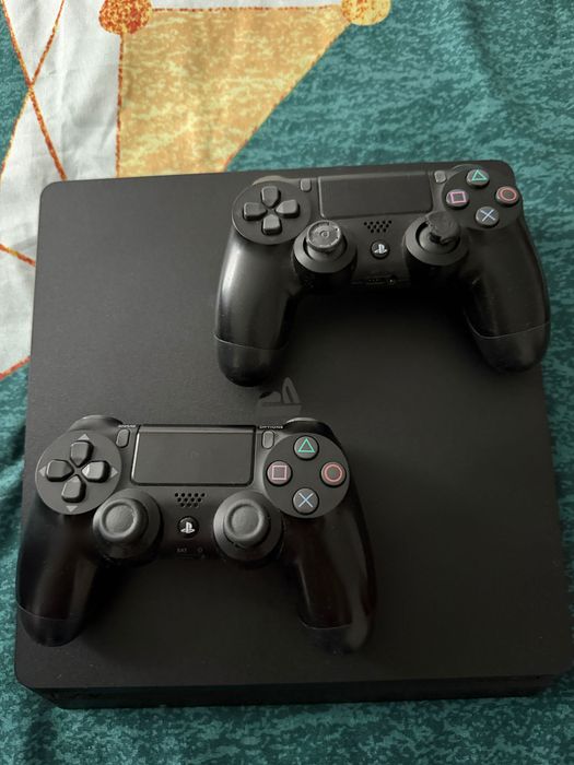 Vand PS4 cu  2 controllere