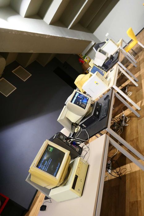 Organizat Eveniment Retro Tech Host Evenimente Events PC Gaming Console Romanian Home Computer LAN Party Divertisment Oldies Perete de TV-uri CRT Wall