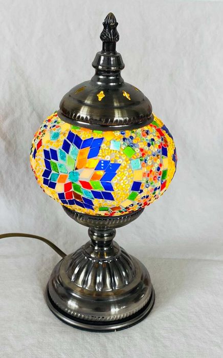 Витражна Декоративна настолна ел. лампа. € 57  Енергиен клас А - свръх икономична