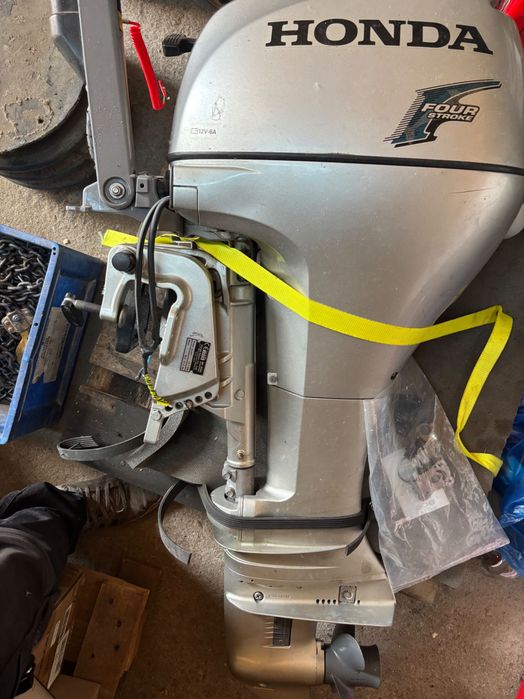 Barca de pescuit cu motor