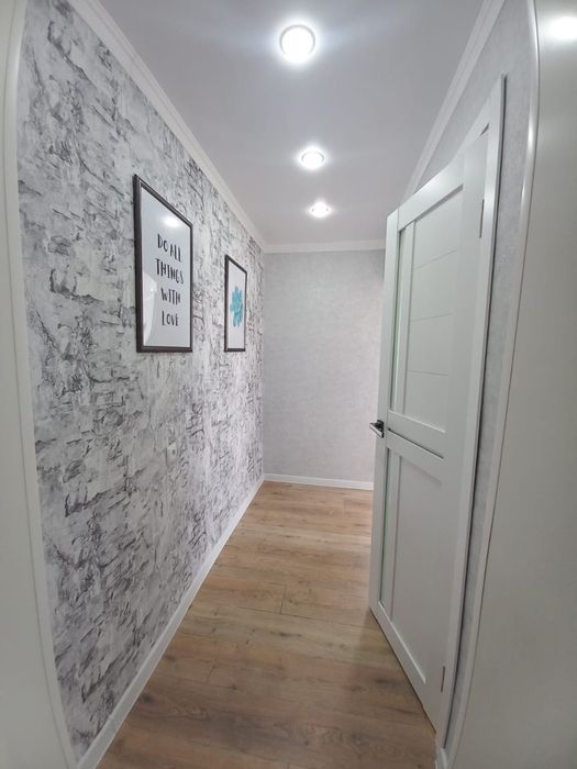 Поклейка обоев / галтелей