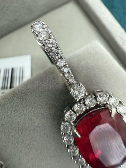 Золотые серьги с бриллиантами и корундом