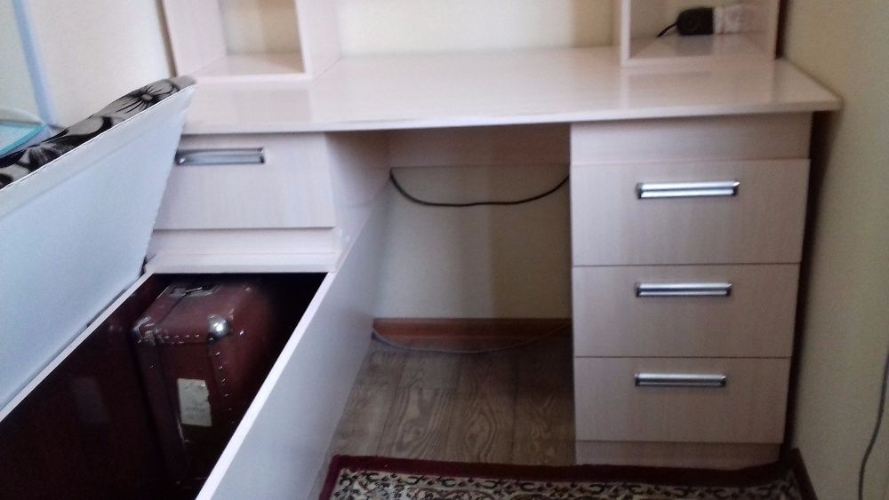 Стол-уголок для учёбы и досуга