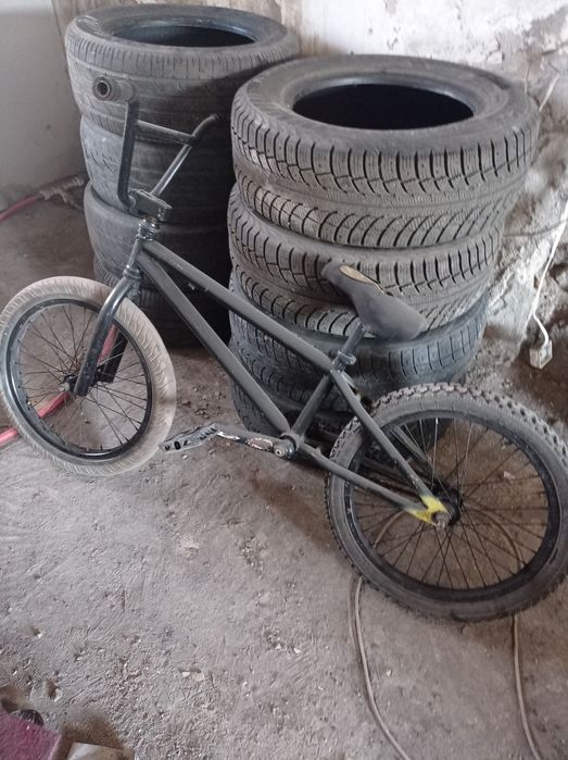 Велосипед BMX в хорошем состоянии.