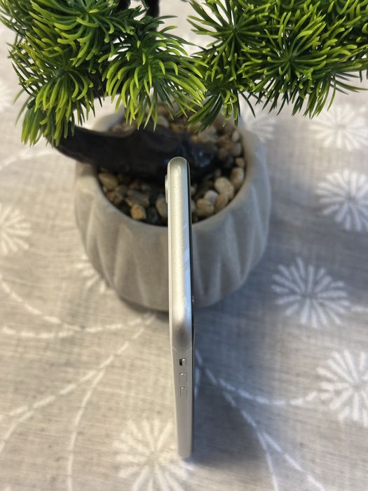 iPhone SE 2020 / 128GB / бял