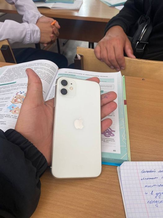 продам айфон 11.