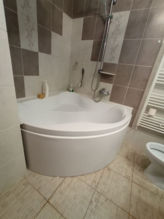 Cada baie simetrica pe colt  140 x 140 cm, 350 lei
