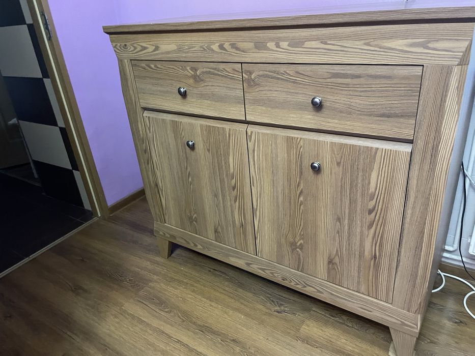 Dulap modern cu usi glisante si comoda