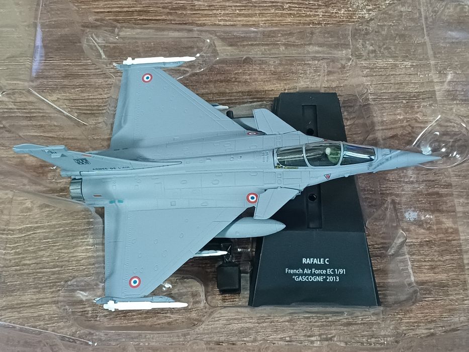 Vând machetă avion