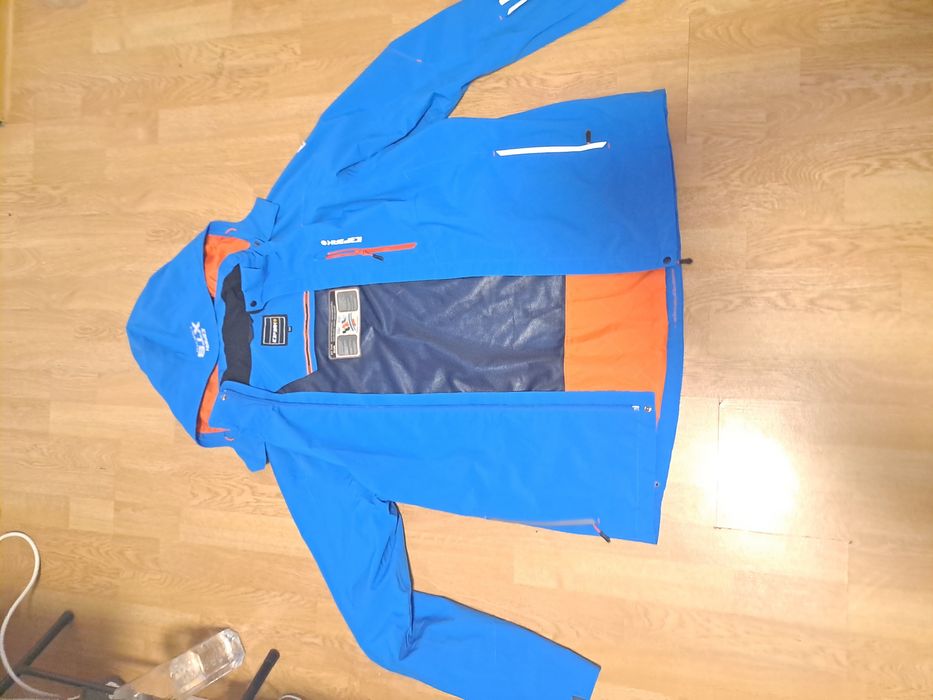 Vand  una geaca de munte