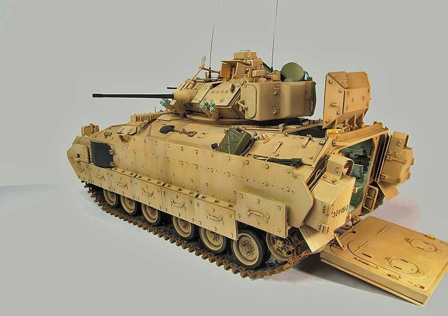 Сборная модель бронетранспортера M2A2 «Брэдли» (Lee 1/35)