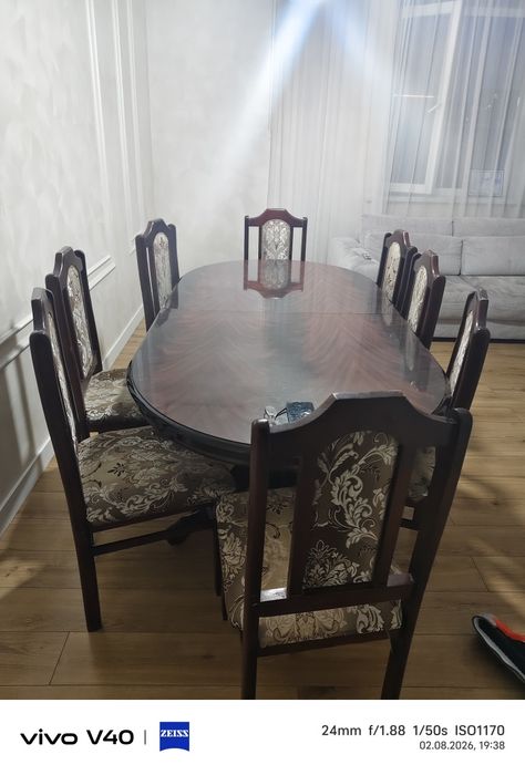 Продаем стол со стульями.