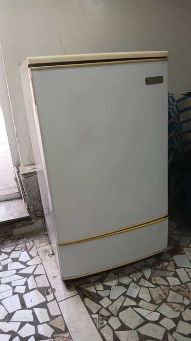 Холодильник сотилади