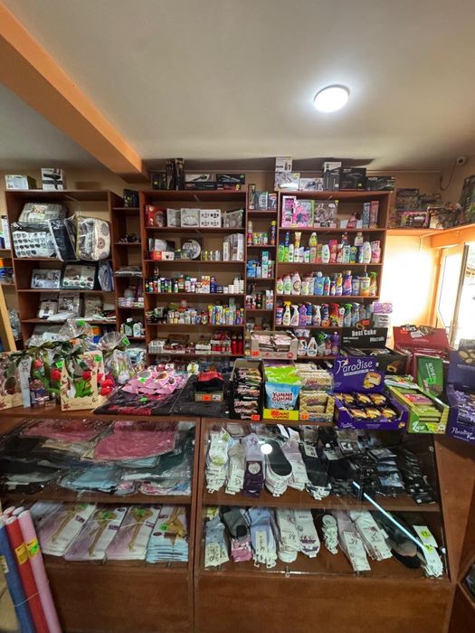 Vitrina si rafturi de amenajat magazin