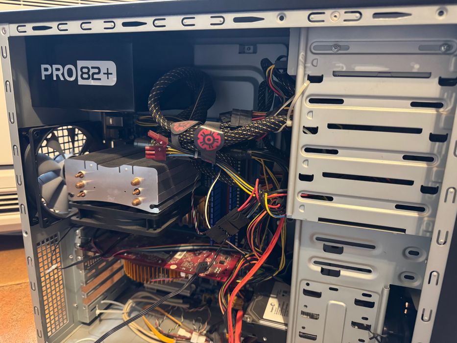 Компютърна конфигурация с инсталиран Windows 10 Pro ,с wifi модем.