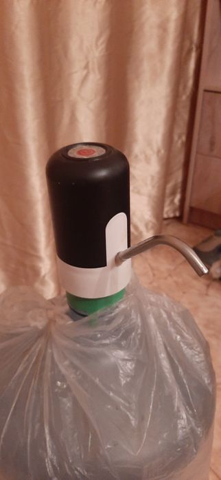 Продаю электрическую помпу и бутыль для воды. Запасная помпа в подарок