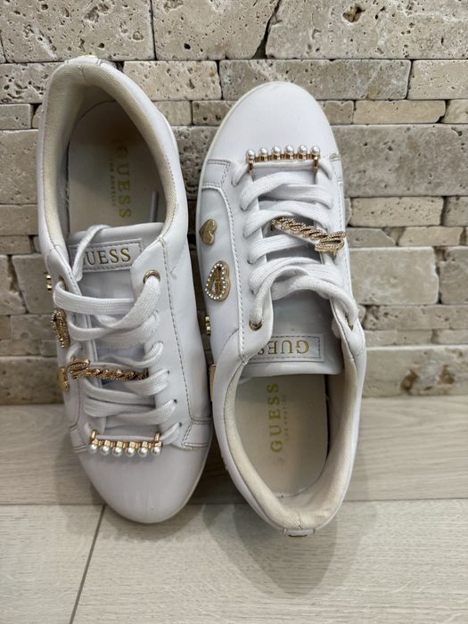 Дамски кецове Guess Runia Charm Low-Top Sneakers