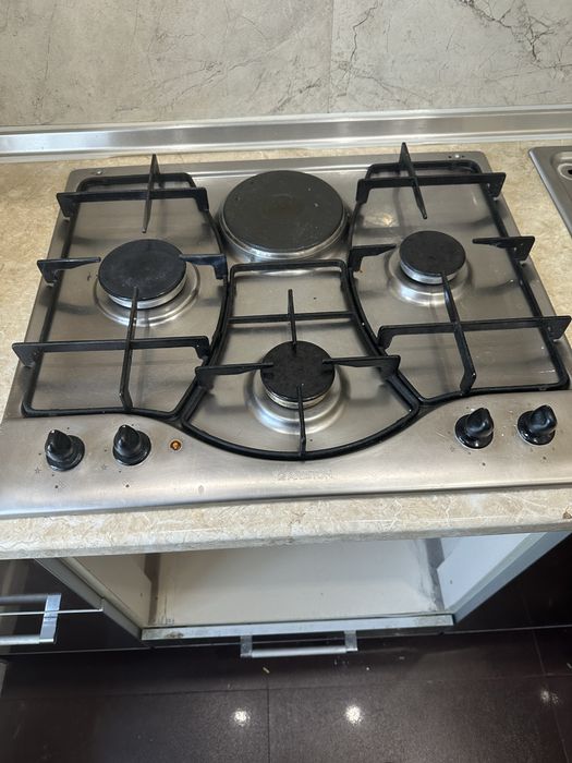 На столлная встраеваемая газ плита Аристон