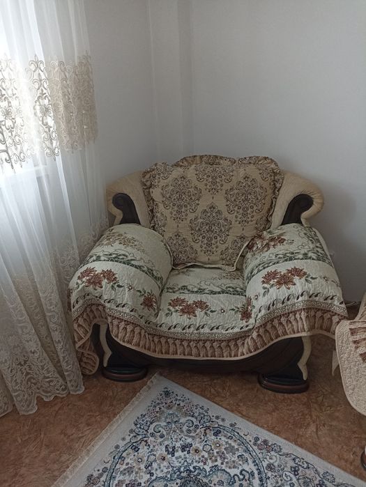 Раскладной диван и два кресла.