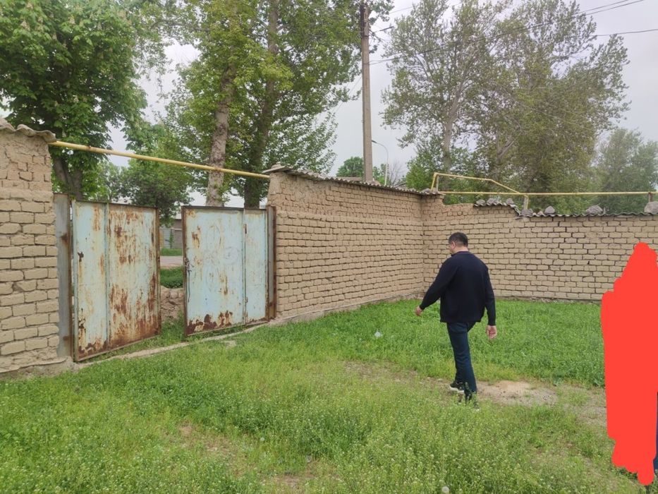 Srochna Ohangaron tumani Eyvalik MFY da joylashgan hovli uy sotiladi.