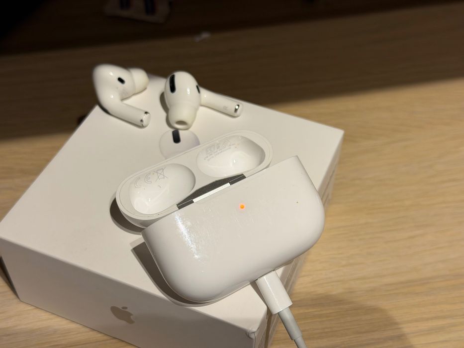 Продавам Apple AirPods Pro - втора употреба